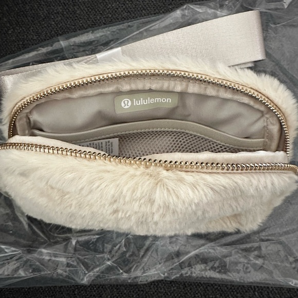 lululemon athletica Cream Furry Bag - Picture 7 of 8
